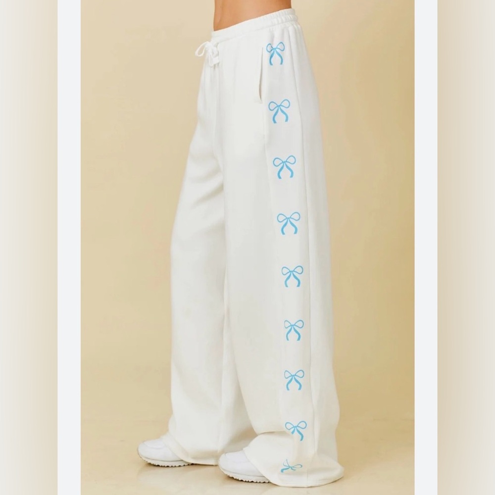 Chic White sweatpants with Blue Bow Details